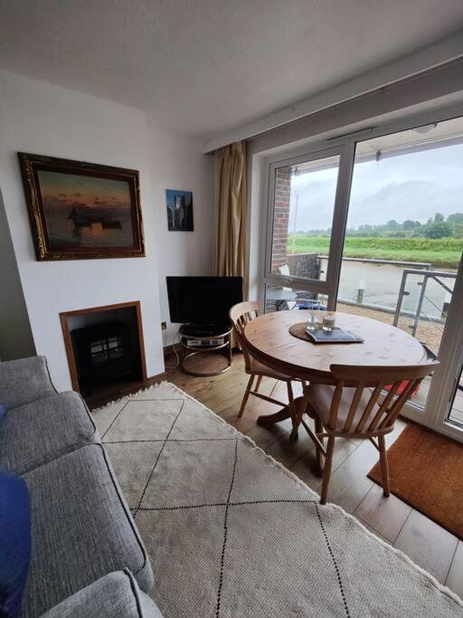 Stunning 1 Bedroom Apartment Over Looking River Рай Екстериор снимка